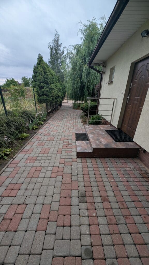 Wyczyszczenie kostki brukowej myciem ciśnieniowym