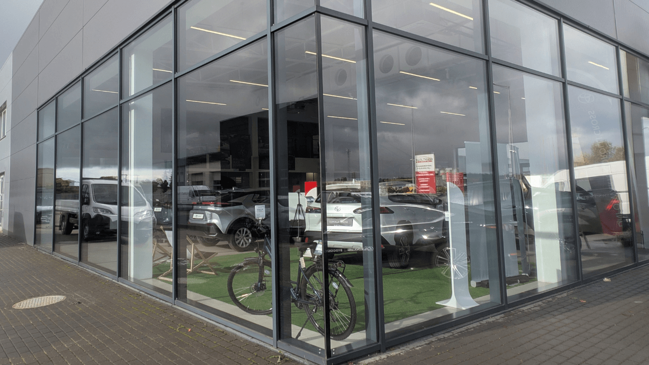 Mycie elewacji i witryn salonu samochodowego – jak przywróciliśmy jego blask?