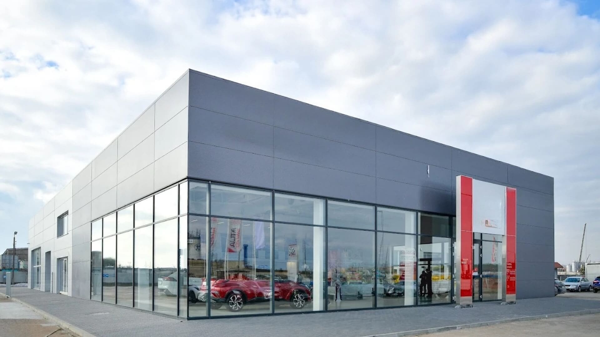 Mycie elewacji salonów samochodowych wodą demineralizowaną